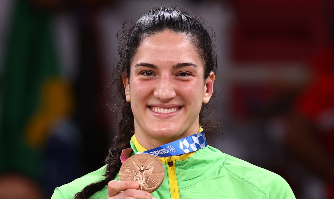 Mayra Aguiar mostra medalha de bronze conquistada no judô na Olimpíada de Tóquio