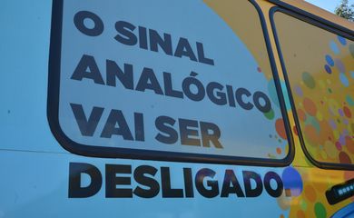 Brasília - A coordenadora do programa Caravana Digital, Deyse Feitosa, explica que o principal objetivo é informar a população sobre a transição do sinal analógico para o digital (Antônio Cruz/Agência Brasil)