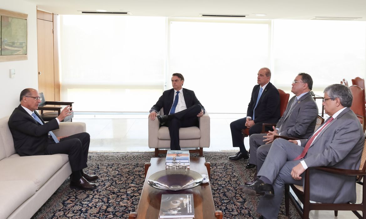 Presidente Jair Bolsonaro e o ministro da Casa Civil, Onyx Lorenzoni, debate a Previdência com políticos do PSDB. À esquerda, o presidente Nacional do PSDB, Geraldo Alckmin.
