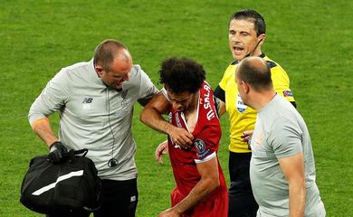 Atacante Mohamed Salah deixa campo após se machucar em disputa de bola com zagueiro Sergio Ramos, na final da Liga dos Campeões