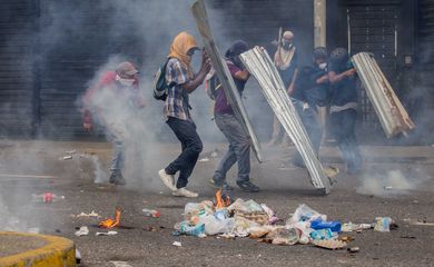 Manifestantes em Caracas, na Venezuela, entram em confronto com a Guarda Nacional do país, durante um protesto que pede a eleições no país e a saída de 