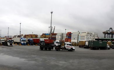 Caminhões circulam na área do Porto de Santos (SP)
