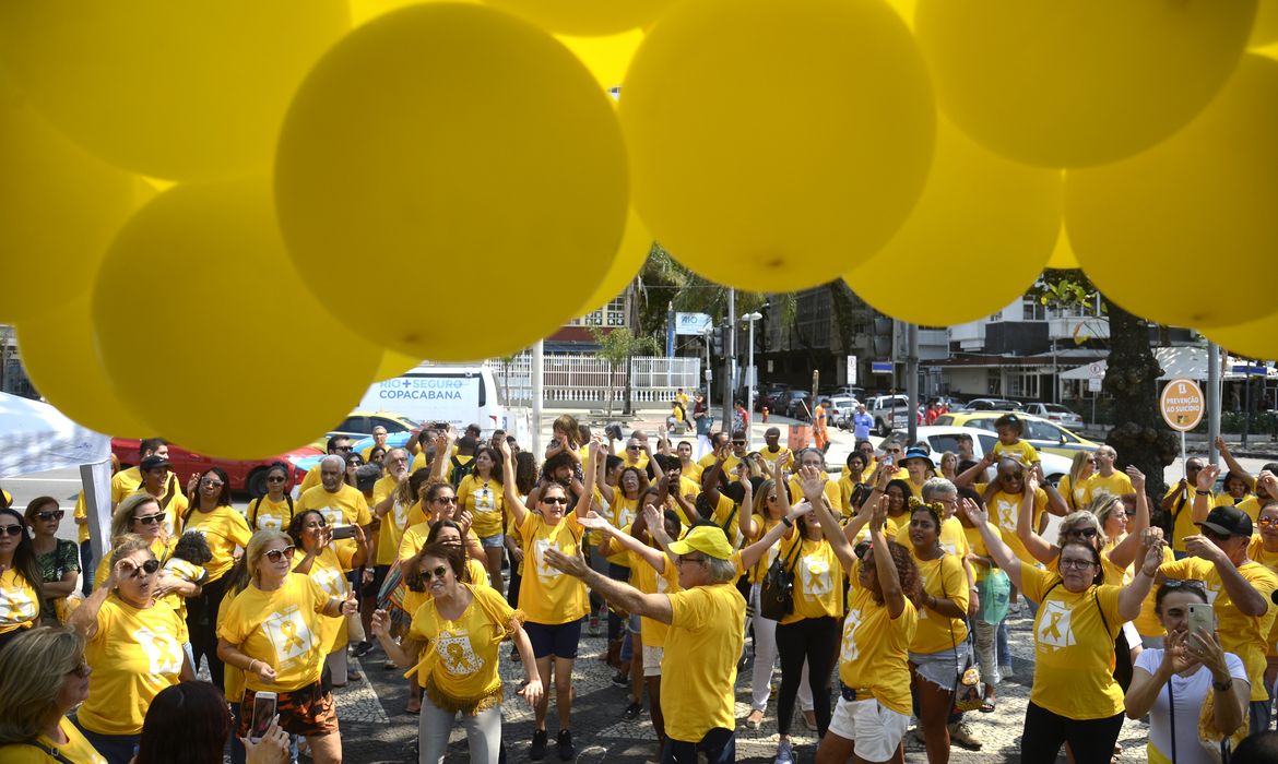 Campanha Setembro Amarelo leva manifestantes à orla de Copacabana para mostrar a importância de se falar sobre a prevenção ao suicídio. 