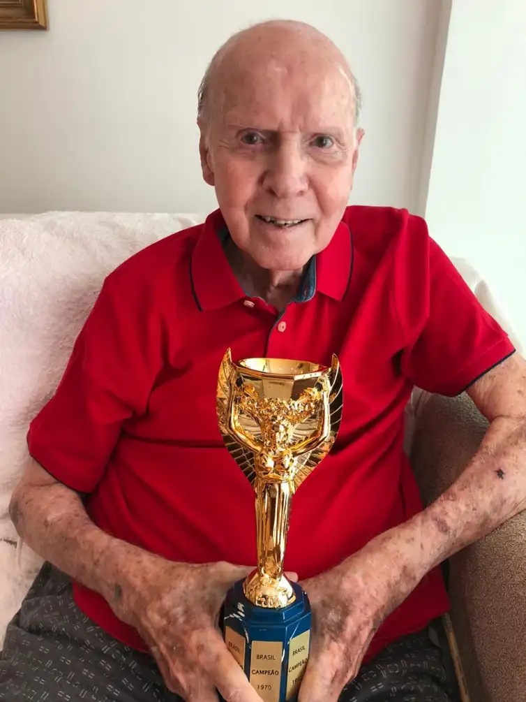 Zagallo recebe uma réplica da taça Jules Rimet, nos 50 anos do Tricampeonato Mundial