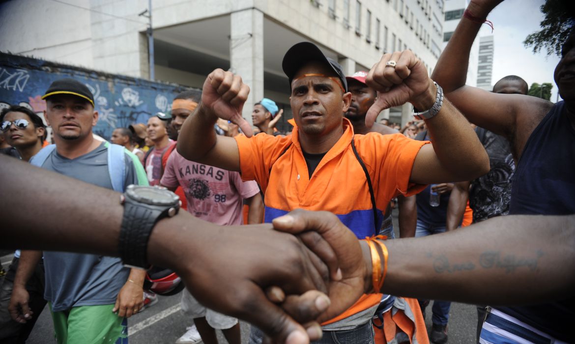 Rio de Janeiro - Garis protestam em frente à sede da prefeitura e saem em passeata pela avenida Presidente Vargas, no centro da cidade.