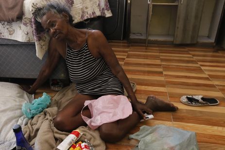 Belford Roxo (RJ) 16/01/2024 – A idosa Maria da Paz teve sua casa alagada nas chuvas em Belford Roxo, na Baixada Fluminense, com a enchente do rio Botas. Foto: Fernando Frazão/Agência Brasil
