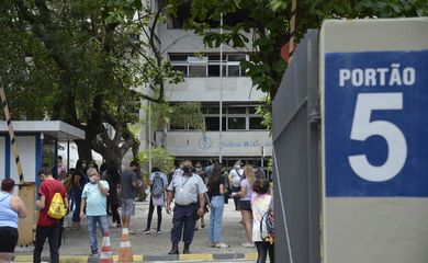 Estudantes chegam para o primeiro dia de prova do Enem 2021,na Uerj, no Rio de Janeiro