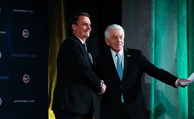  Presidente da República Jair Bolsonaro cumprimenta o senhor Tom J. Donohue, CEO da U.S. Chamber of Commerce.
