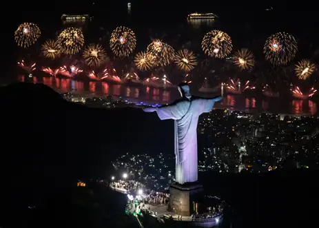 Rio de Janeiro (RJ), 01/01/2026 - Vista do Cristo Redentor durante queima de fogos na virada do ano novo do réveillon em Copacabana. Foto: Fernando Maia/Prefeitura do Rio