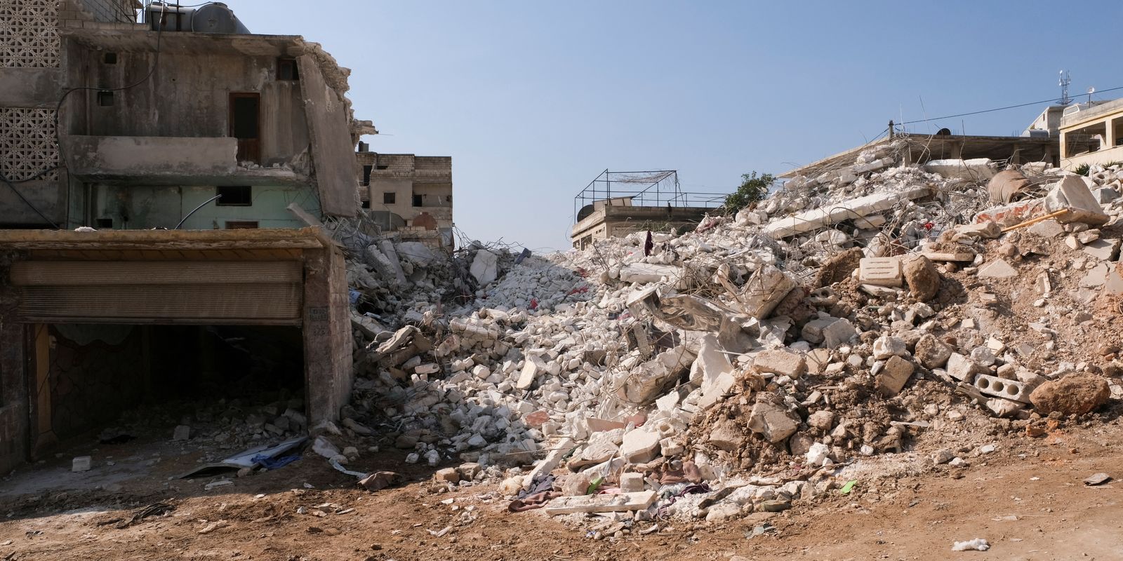 Turquia visa reconstrução pós-terremoto; sírios buscam mais ajuda