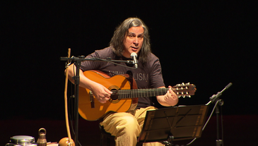 Renato Braz emociona o público com interpretações no palco