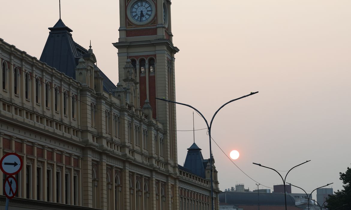São Paulo (SP), 09/09/2024 - Pôr do sol com tempo seco e qualidade do ar muito ruim na Estação da Luz. Foto: Rovena Rosa/Agência Brasil