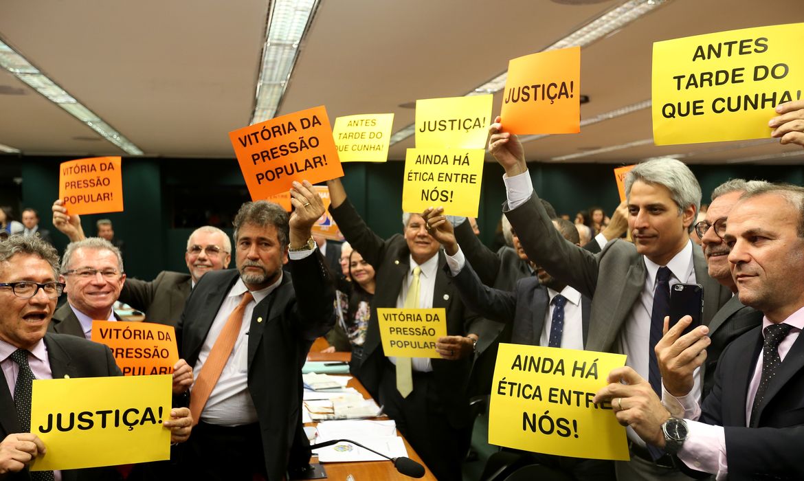 Brasília - O Conselho de Ética da Câmara se reúne para apreciar e votar o parecer do deputado Marcos Rogério, que recomenda a cassação do mandato de Eduardo Cunha (Wilson Dias/Agência Brasil)