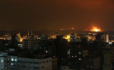Ataques aéreos na Faixa de Gaza (Divulgação/Mohammed Saber/Agência Lusa/Direitos Reservados)
