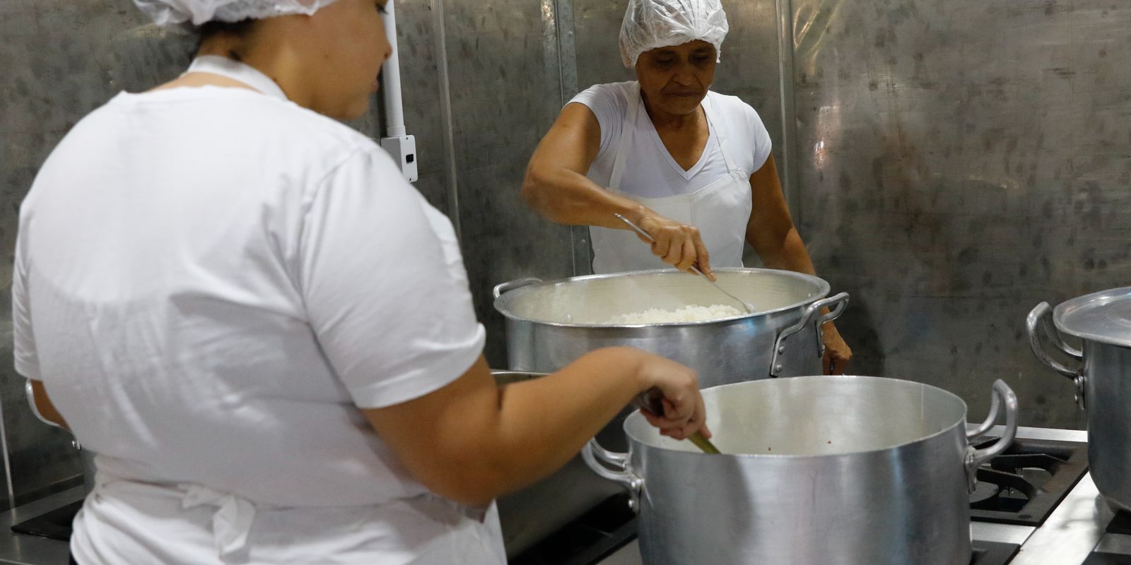 Iniciativa de entrega de marmitas é transformada em cozinha escola | Agência  Brasil
