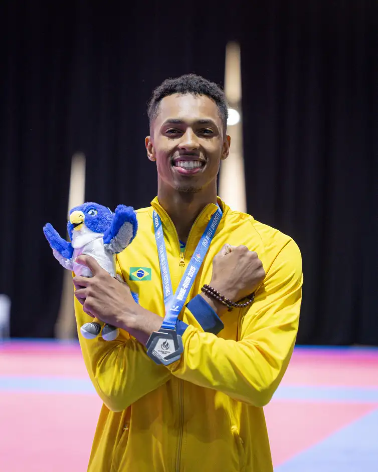 Célio Júnior/CBDU/Direitos Reservados Vinicius Matos conquista prata na categoria 57 kg do taekwondo, nos Jogos mundiais universitários, em 21/07/2025