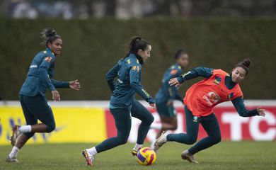 Seleção feminina de futebol treina antes de embate contra a França - futebol feminino