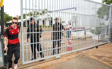 Brasília (DF) 10/11/2024 – Um aluno chega antes dos portões fecharem.
Segundo dia do Enem: candidatos respondem a 90 questões até 18h30
Candidatos chegaram cedo para evitar surpresas antes da prova
Foto: Jose Cruz/Agência Brasil