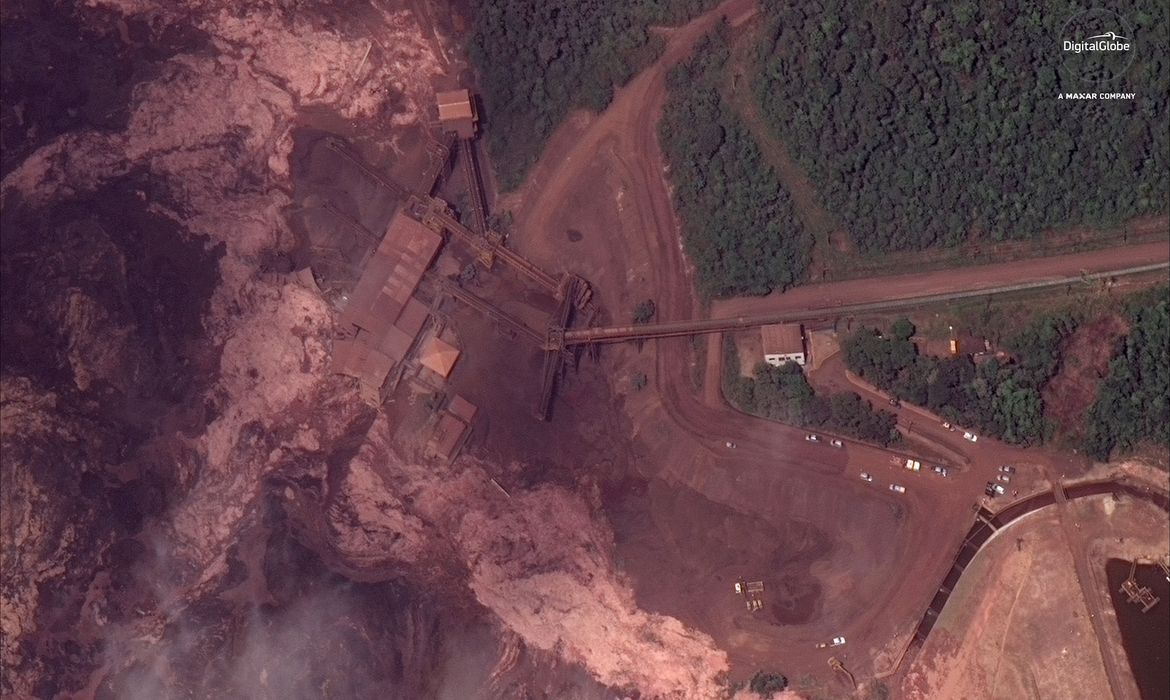 A represa na mina do Córrego do Feijão, perto de Brumadinho, Brasil, é retratada após o colapso do dia 25 de janeiro de 2019 nesta foto de satélite de 26 de janeiro de 2019 obtida pela Reuters em 27 de janeiro de 2019.