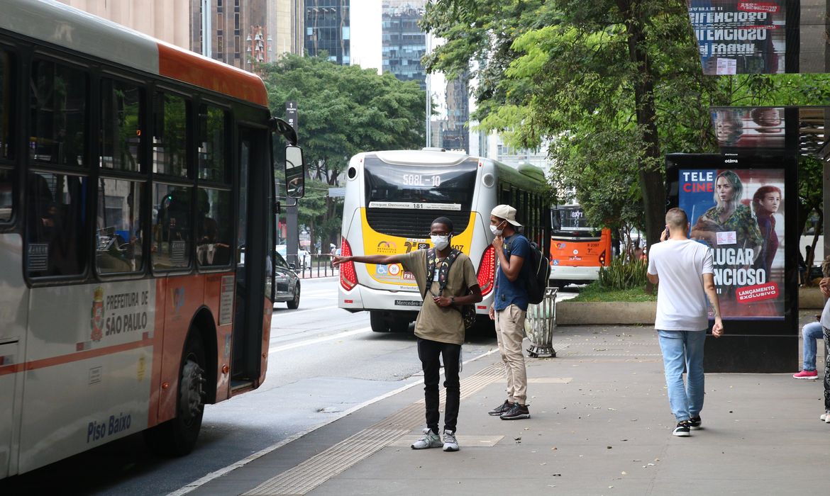 Ponto de ônibus na Avenida Paulista após liberação do uso da máscara em ambientes abertos.