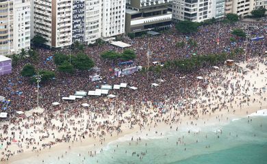 Rio de Janeiro - Foto aérea do bloco Favorita, em Copacabana (Frrnando Maia | Riotur)