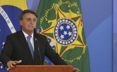 O  presidente da República, Jair Bolsonaro, participa da cerimônia para apresentar a meta de instalação de novos 12 mil pontos de Wi-Fi Brasil em escolas da rede pública no país.