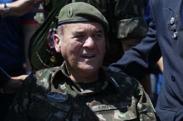 O comandante do Exército, general Eduardo Villas Boas, durante cerimônia de entrega da Medalha Sangue do Brasil, destinada a militares mortos em missão, na Vila Militar, em Deodoro. 
