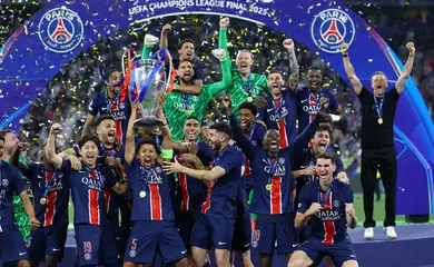 Soccer Football - Champions League - Final - Paris St Germain v Inter Milan - Allianz Arena, Munich, Germany - May 31, 2025
Paris St Germain's Marquinhos lifts the trophy as he celebrates with teammates after winning the Champions League REUTERS/Kai Pfaffenbach