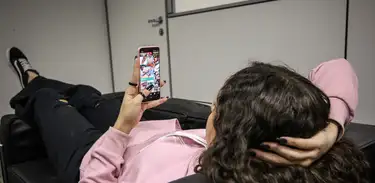 Jovem mexendo no celular