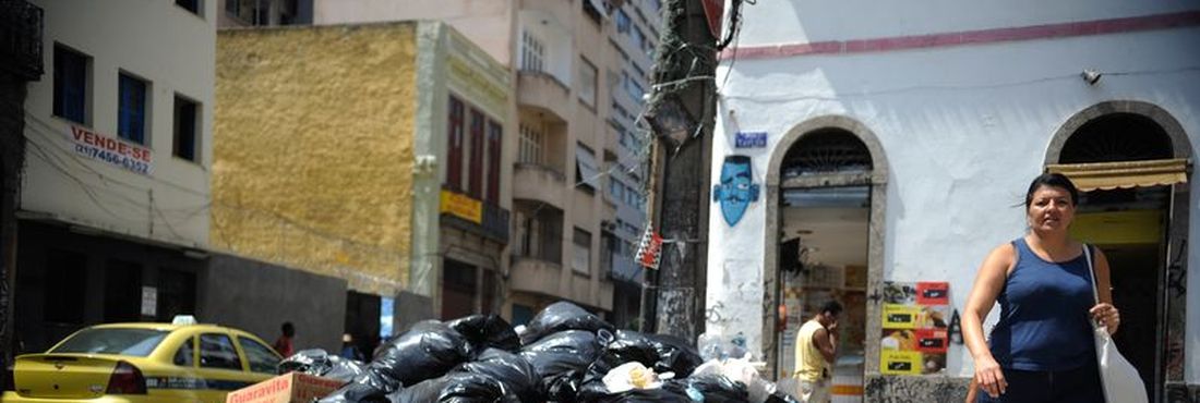Lixo se acumula em bairros da capital fluminense