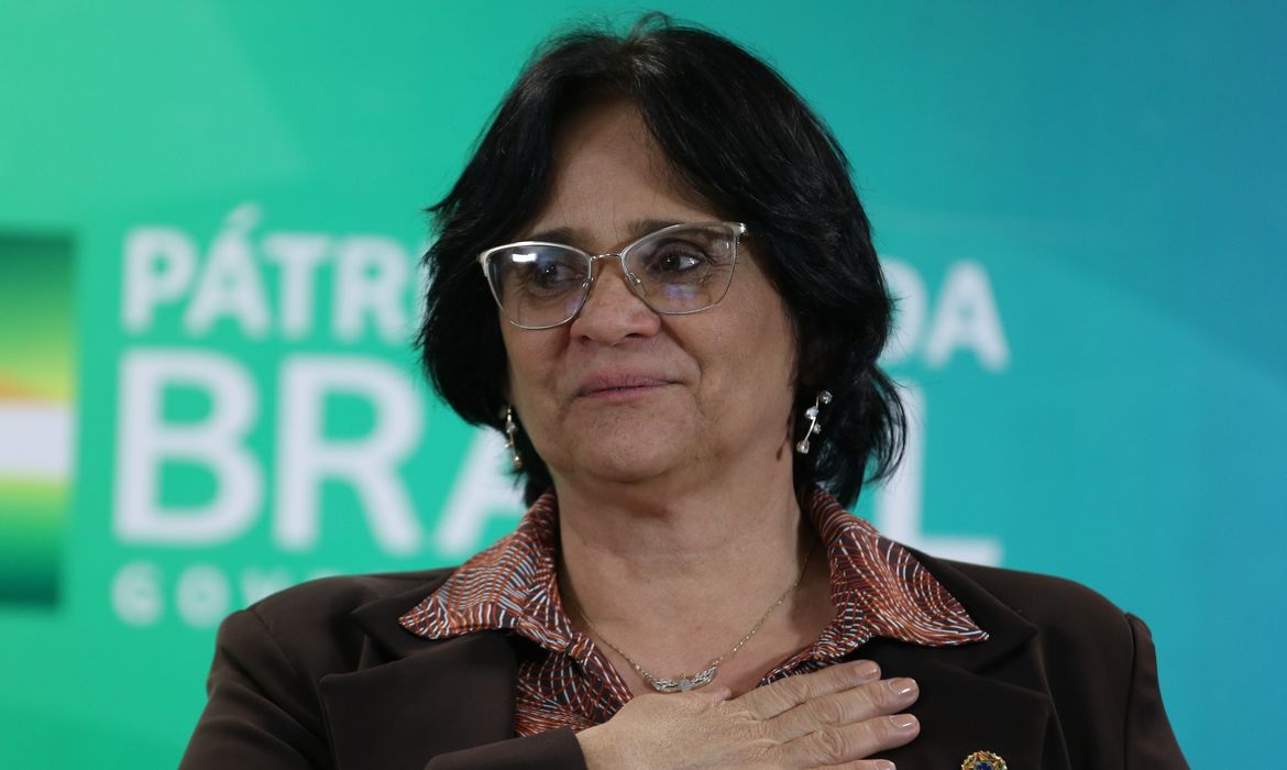 A ministra da Mulher, da Família e dos Direitos Humanos, Damares Alves, assina protocolo de intenções que institui a formulação de políticas públicas e a realização de ações para a garantia da proteção integral de crianças e adolescentes