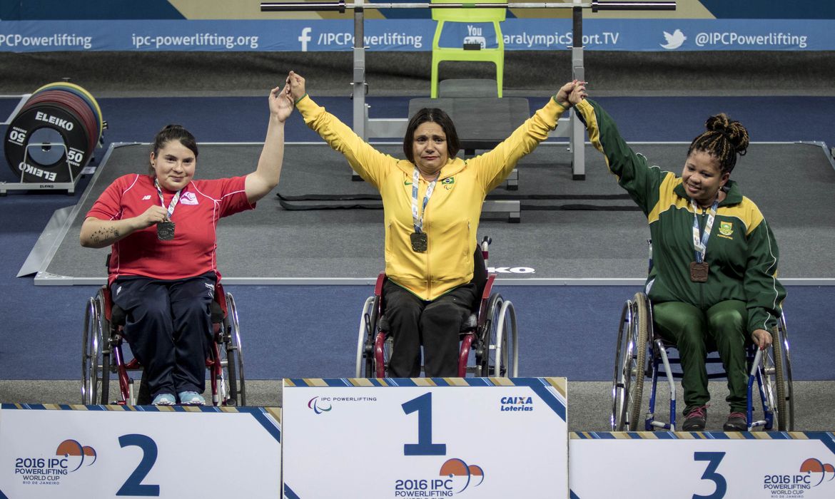 A brasileira Maria Luzineide Santos de Oliveira conquista da medalha de ouro na Copa do Mundo de Halterofilismo Paralímpico (Divulgação/CPB)