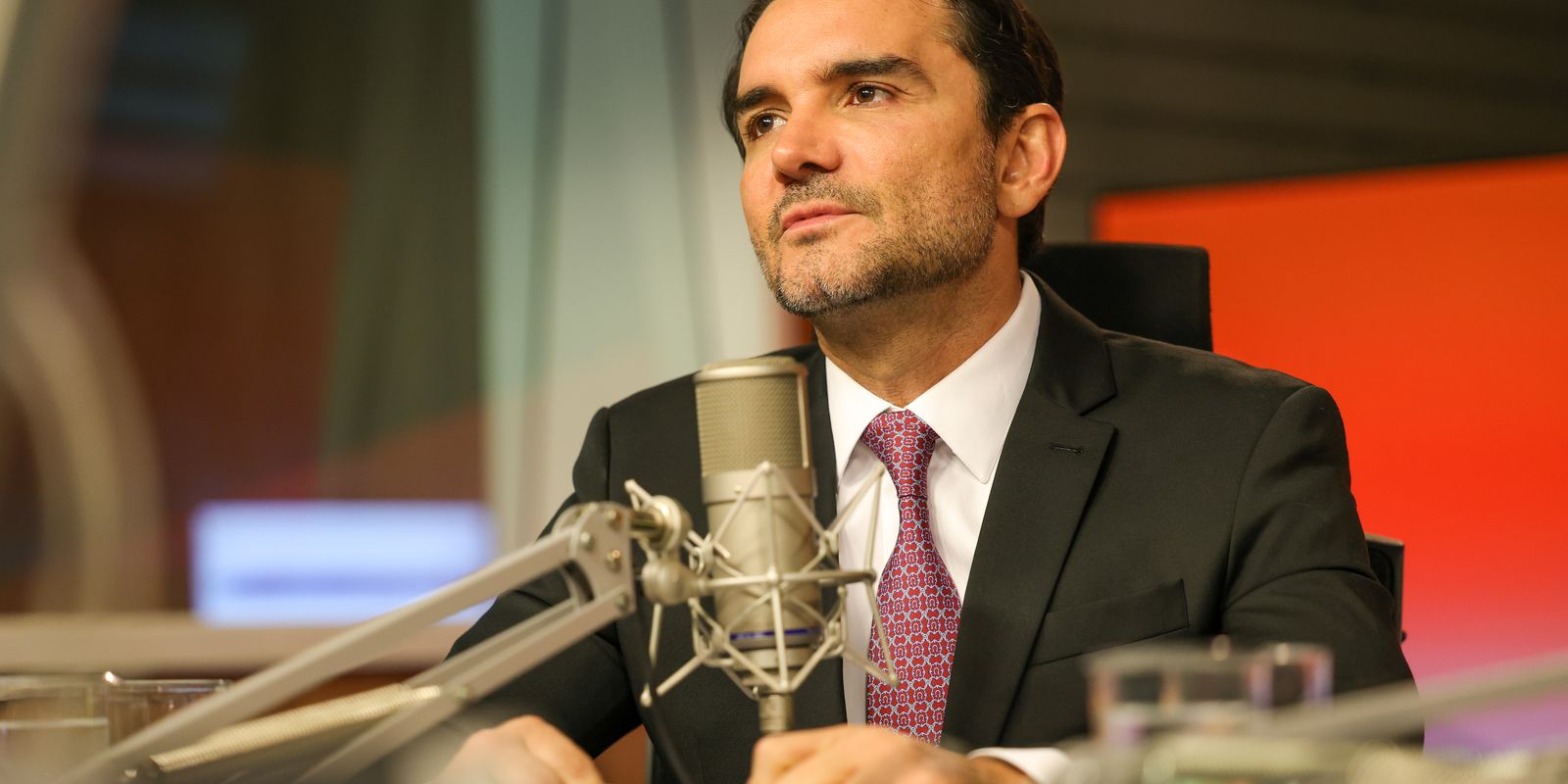 Dois ministros são afastados de seus partidos por continuar no governo