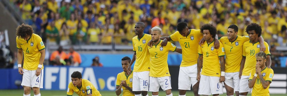 Jogadores da Seleção Brasileira apreensivos antes do início da disputa por pênaltis contra o Chile, em jogo válido pelas oitavas de final da Copa do Mundo