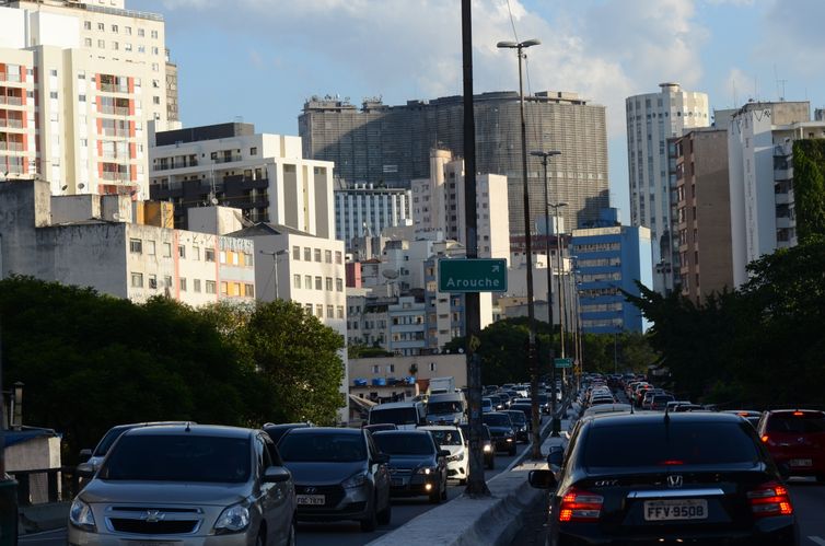 Trânsito no elevado Presidente João Goulart, conhecido como Minhocão, região central de São Paulo.