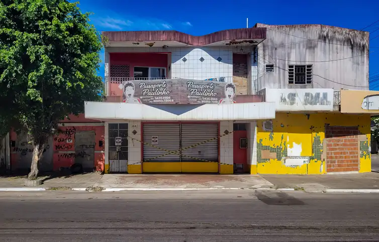 Entradas de casas e lojas desocupadas foram concretadas para evitar invasões e saques. Foto: Gésio Passos/Agência Brasil