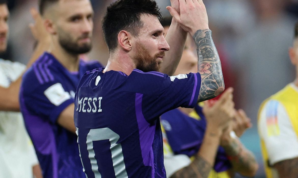 Messi e jogadores da Argentina comemoram vitória sobre a Polônia na Copa do Mundo
