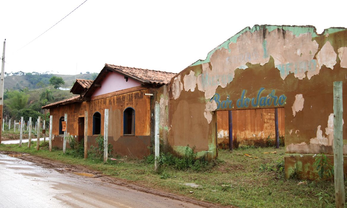 Comunidade de Paracatu de Baixo devastada pela lama