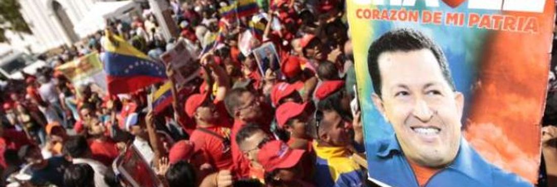 Centenas de pessoas foram às ruas comemorar retorno de Chávez à Venezuela