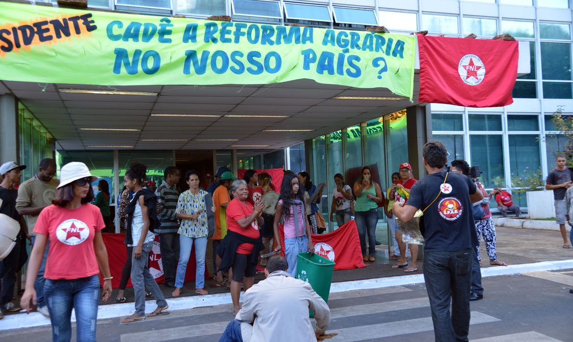 Brasília - Integrantes da Frente Nacional de Luta, Campo e Cidade ocupam o prédio do Ministério do Desenvolvimento Agrário, desde madrugada desta terça-feira pela distribuição de terras (José Cruz/Agência Brasil)