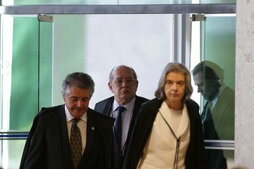 Os ministros Marco Aurélio, Gilmar Mendes e a presidente do Supremo Tribunal Federal, Cármen Lúcia, durante sessão para julgamento sobre a restrição ao foro privilegiado