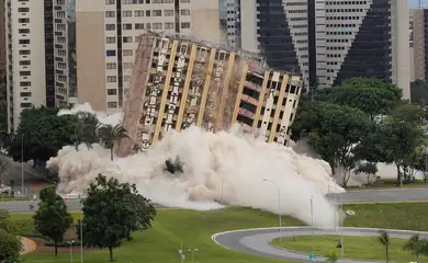 Brasília (DF) 25/01/2025 Torre Palace, o primeiro hotel de luxo de Brasília, foi implodido na manhã de hoje. Foto: Fabio Rodrigues-Pozzebom/ Agência Brasil