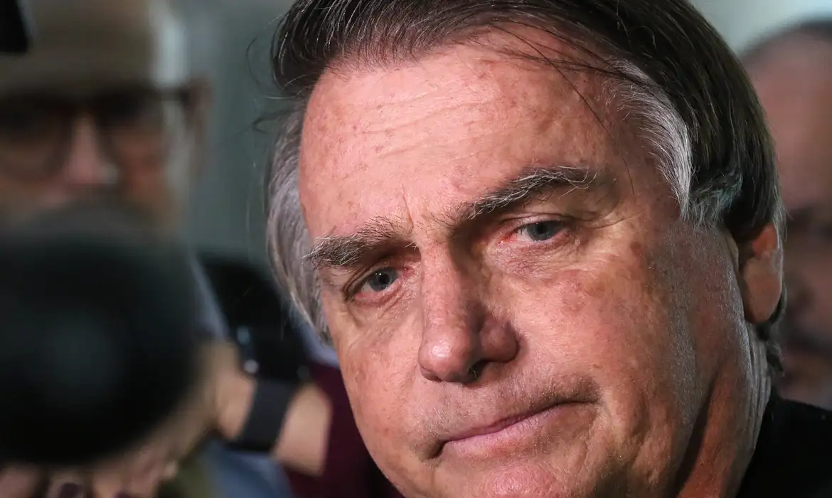 Rio de Janeiro (RJ), 29/06/2023 - O ex-presidente Jair Bolsonaro desembarca no aeroporto Santos Dumont e fala sobre o julgamento no TSE que pode torná-lo inelegível. Foto:Tânia Rêgo/Agência Brasil