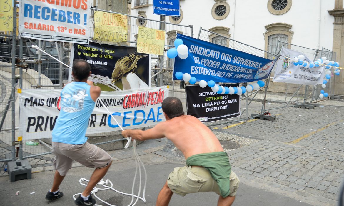 Rio de Janeiro - Cariocas protestam em frente à Assembleia Legislativa do Rio de Janeiro contra as medidas de austeridade do governo estadual (Tomaz Silva/Agência Brasil) 