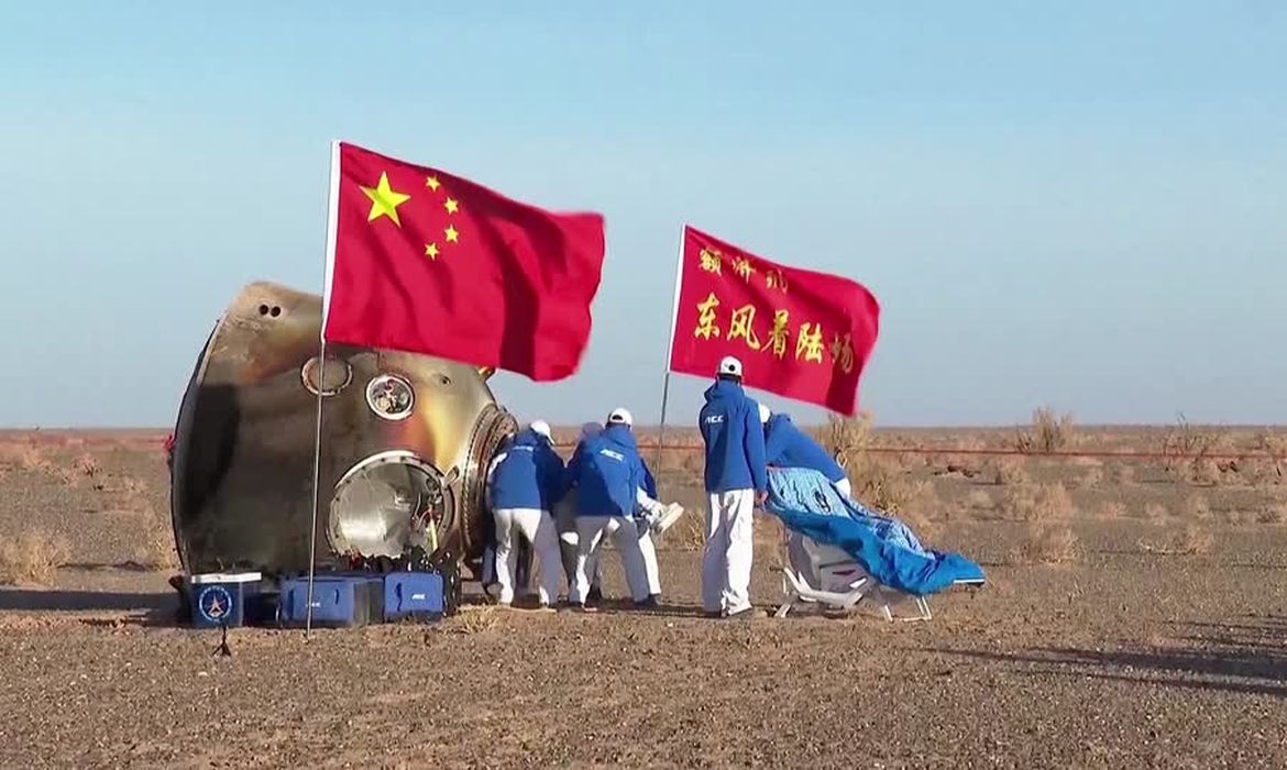 2606CC-CHINA-SHENZHOU_16_RETURN_ASTRONAUT_3