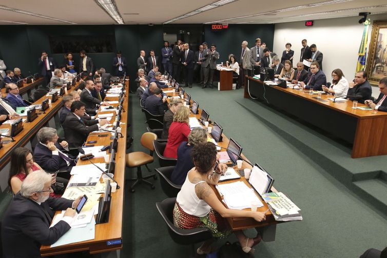 CCJ da Câmara dos Deputados inicia sessão para votar 