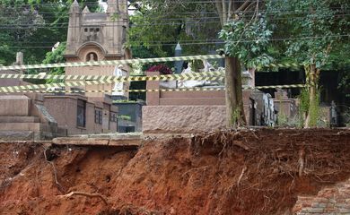 São Paulo (SP), 06/03/2024 - Muro desmoronado do Cemitério da Consolação na rua Mato Grosso, ao lado da obra do metrô, após fortes chuvas na capital. Foto: Rovena Rosa/Agência Brasil