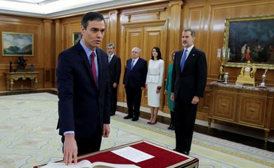 Spain's Prime Minister Pedro Sanchez takes the oath of office next to King Felipe VI during a ceremony at Zarzuela Palace in Madrid, Spain January 8, 2020. Juan Carlos Hidalgo/Pool via REUTERS