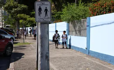 Rio de Janeiro (RJ), 07/04/2026 - Crianças na faixa da calçada compartilhada entre pedestre e ciclista em frente a Escola Municipal Pedro Ernesto, na Fonte da Saudade, Lagoa. Foto: Rovena Rosa/Agência Brasil