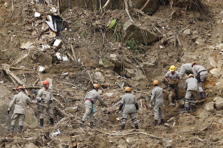 Equipes de resgate trabalham na busca por vítimas do deslizamento de terra no Morro da Oficina, dez dias após as chuvas em Petrópolis.